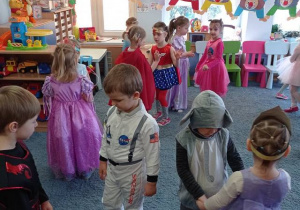 Dzieci tańczą w sali grupy